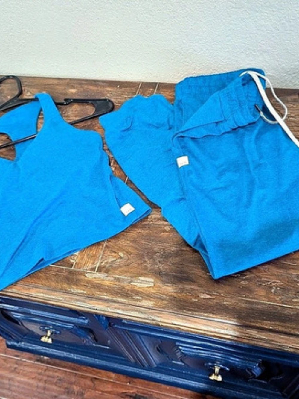 Vuori Performance Crop and Performance Jogger Set Blue